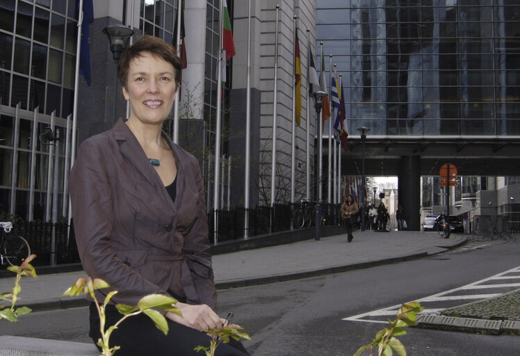 Foto 11: Portrait of MEP Satu HASSI in Brussels