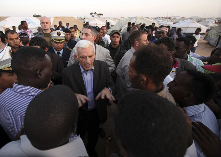 Fotó 6: President of the European Parliament Jerzy Buzek meets with refugees at the Shusha refugee camp on the Tunisian-Libyan border on October 30, 2011.