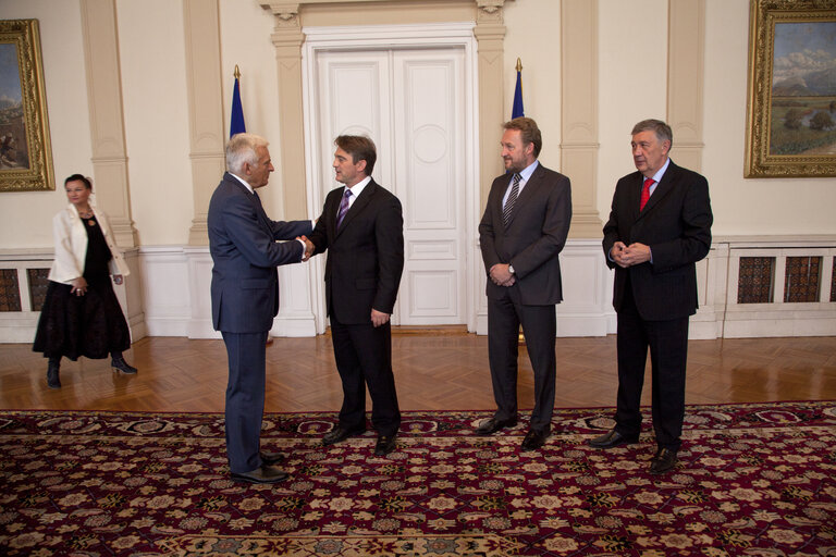 Fotogrāfija 19: President of the European Parliament Jerzy Buzek (L) shakes hands with  members of Bosnian Presidency, Zeljko Komsic (2nd L), Bakir Izetbegovic (2nd R) and Nebojsa Radmanovic (R), prior to their meeting in Sarajevo