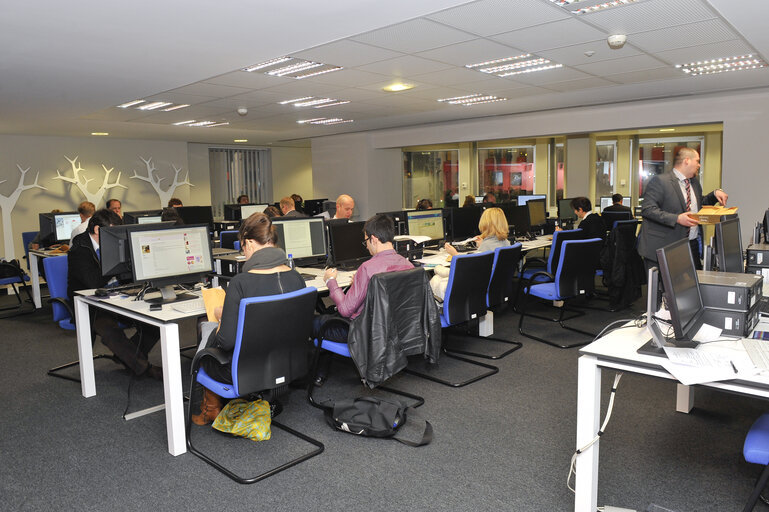 Photo 5 : Official opening event of new premises of Library Reading Room and ITEC service desk