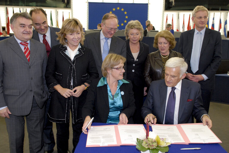 Telecoms Package  Sweden’s Minister for Communications, President of the Council and EP President signed the Telecoms Package.