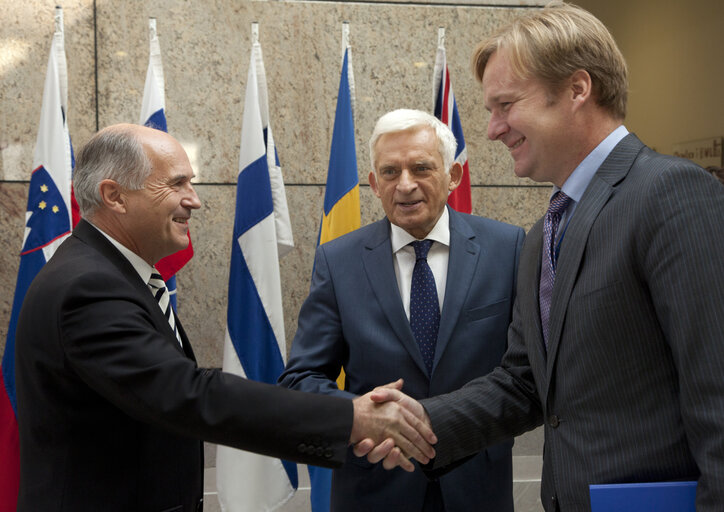 Fotogrāfija 25: President of the European Parliament Jerzy Buzek stands in the middle between Valantin Inzko (L), Hight Resresentative for Bosnia and Herzegovina and Peter Sorensen, EU Special Representative and Head of EU Delegation to Bosnia and Herzegovina, prior to their meeting in Sarajevo