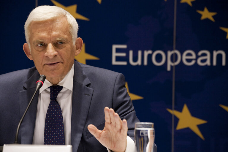 Photo 24 : President of the European Parliament Jerzy Buzek gives a press conference in Sarajevo