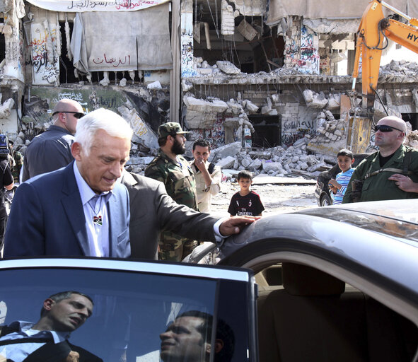 Fotografie 11: President of the European Parliament Jerzy Buzek visits the Bab Al-Aziziya, the former fortified compound of ousted Moamer Kadhafi, in Tripoli on October 30, 2011.