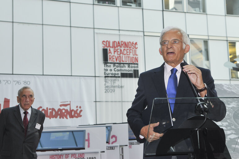 Fotagrafa 5: EP President welcomes Prime Minister of the first Polish post-communist government, at the European Parliament on the occasion of opening Solidarnosc. A Peaceful Revolution exhibition