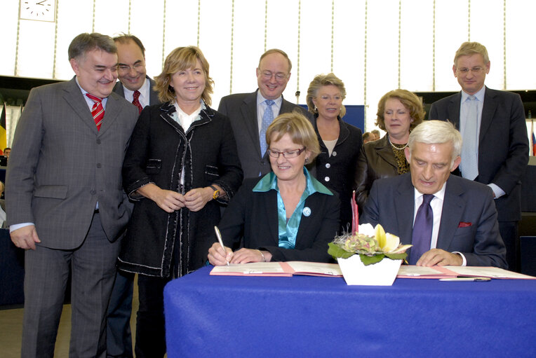 Telecoms Package  Sweden’s Minister for Communications, President of the Council and EP President signed the Telecoms Package.