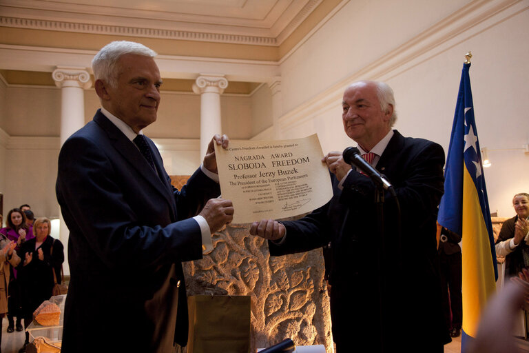 Fotogrāfija 18: President of the European Parliament Jerzy Buzek (L) receives the Freedom Award of the International Peace Centre Sarajevo for extraordinary contribution to human rights and peace in Europe at the Museum of Sarajevo