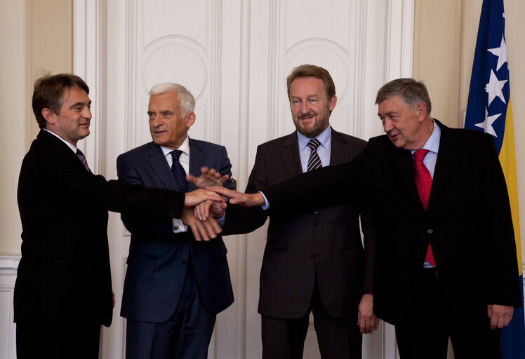 Photo 7 : President of the European Parliament Jerzy Buzek (2nd L) puts together the hands members of Bosnian Presidency, Zeljko Komsic (L), Bakir Izetbegovic (2nd R) and Nebojsa Radmanovic (R), prior to their meeting in Sarajevo