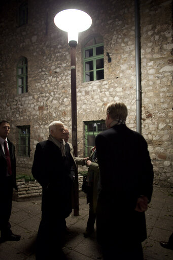 Fotogrāfija 27: President of the European Parliament Jerzy Buzek takes a short walk in tour of the Old Town in Sarajevo