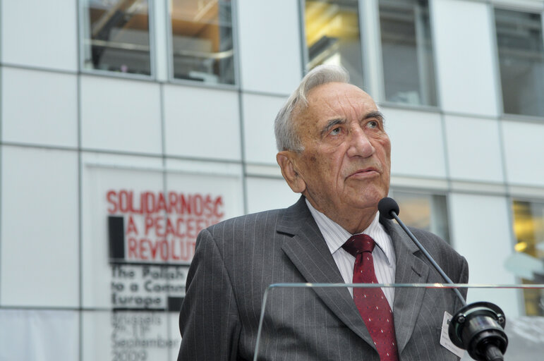 Fotografija 6: EP President welcomes Prime Minister of the first Polish post-communist government, at the European Parliament on the occasion of opening Solidarnosc. A Peaceful Revolution exhibition