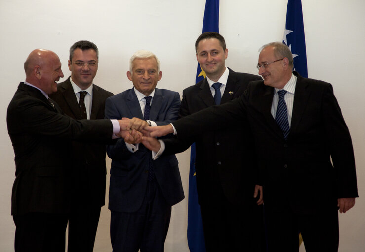 Photo 10 : President of the European Parliament Jerzy Buzek (C) puts together the hands of leadership of the Parliamentary Assembly of Bosnia and Herzegovina Bozo ljubic (R), Ognjen Tadic (2nd L), Denis Becirovic (2nd R) and Suleiman Tihic prior to their meeting in Sarajevo