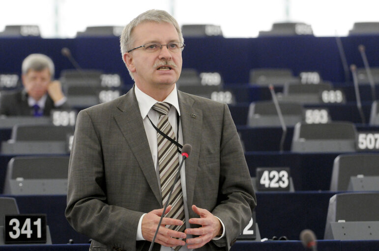 Foto 45: MEPs during the Plenary Session in Strasbourg - week 37  - Famine in East Africa