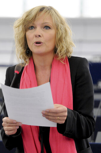 Fotografie 10: MEPs during the Plenary Session in Strasbourg - week 37  - EU position and commitment in advance of the UN high-level meeting on the prevention and control of non-communicable diseases