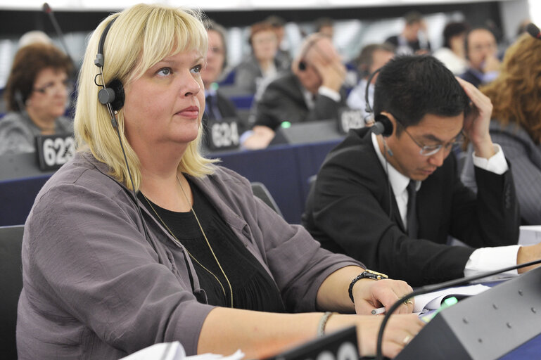 Fotografija 9: Anna Hedh during votes, plenary session in Strasbourg week 43