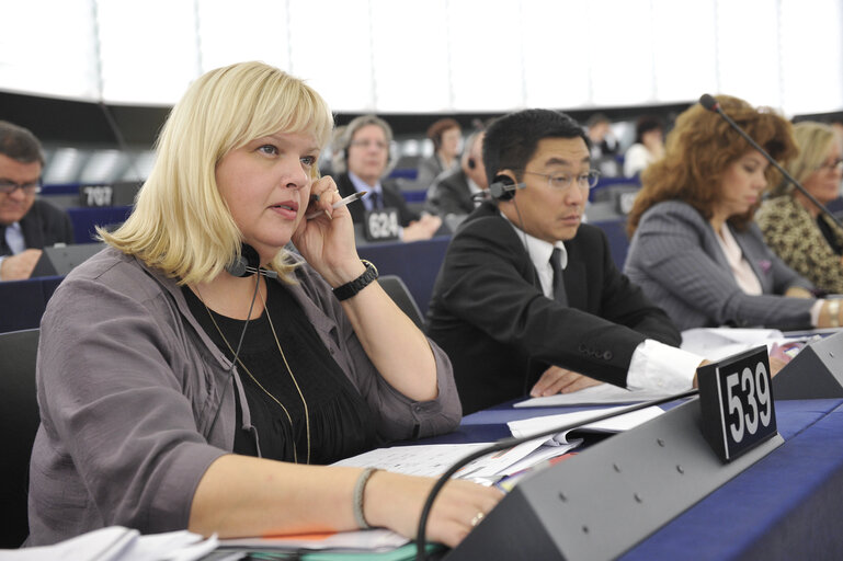 Fotografija 4: Anna Hedh during votes, plenary session in Strasbourg week 43