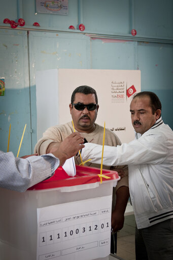 Fotografija 38: Raued, Tunisia 21 October 2011  European Union observers Laura Bretea and Anne Uhlig monitoring in Ariana district.   Following the invitation from the Tunisia interim government, the European Union established an Election Observation Mission to monitor the upcoming elections for a Constituent Assembly scheduled on October 23rd 2011.