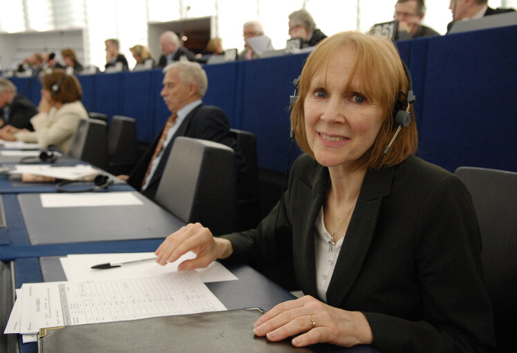 Fotografija 7: Kathy SINNOTT MEP in Plenary Session in Strasbourg