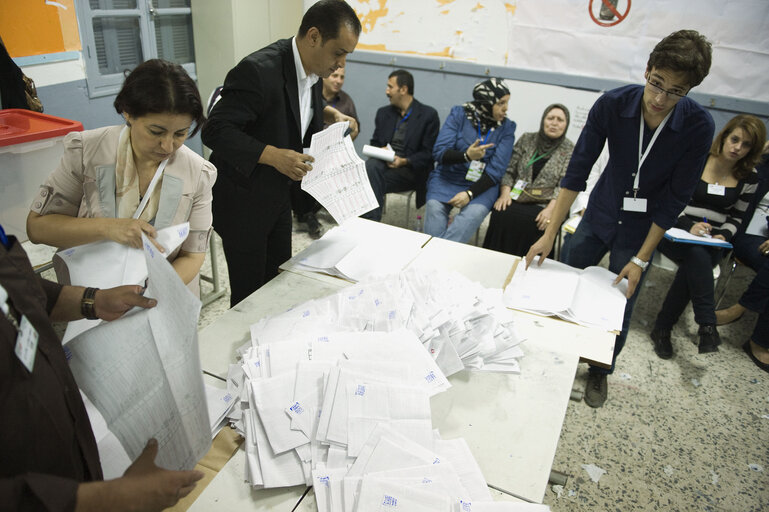 Fotagrafa 7: Counting at a polling station at the end of the day of election of the Tunisian Constituent Assembly in Tunis.