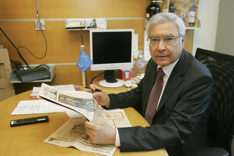 Zdjęcie 7: Panayiotis DEMETRIOU MEP in his office at the EP in Brussels.