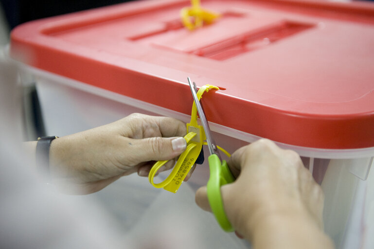 Valokuva 9: Counting at a polling station at the end of the day of election of the Tunisian Constituent Assembly in Tunis.