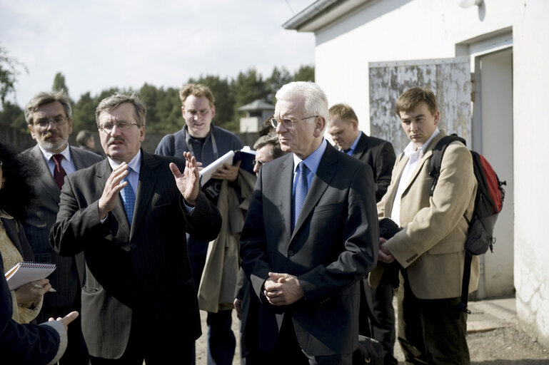 Suriet 3: EP President at the Official wreath laying ceremony in the Holocaust Memorial Museum KZ Sachsenhausen on the occasion of the anniversary of the end of the II.WW. President Pöttering will lay a wreath in the name of the European Parliament along with the Speaker of the Polish Parliament (Sejm)