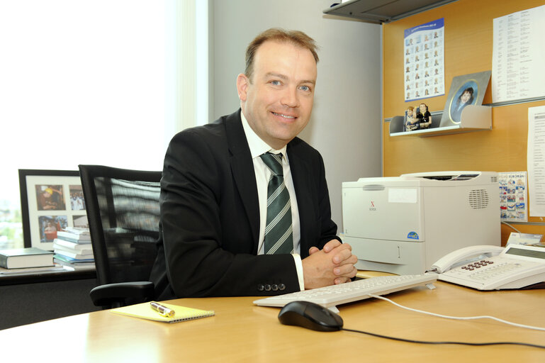 Nuotrauka 8: Christopher HEATON HARRIS in his office at the EP in Brussels.