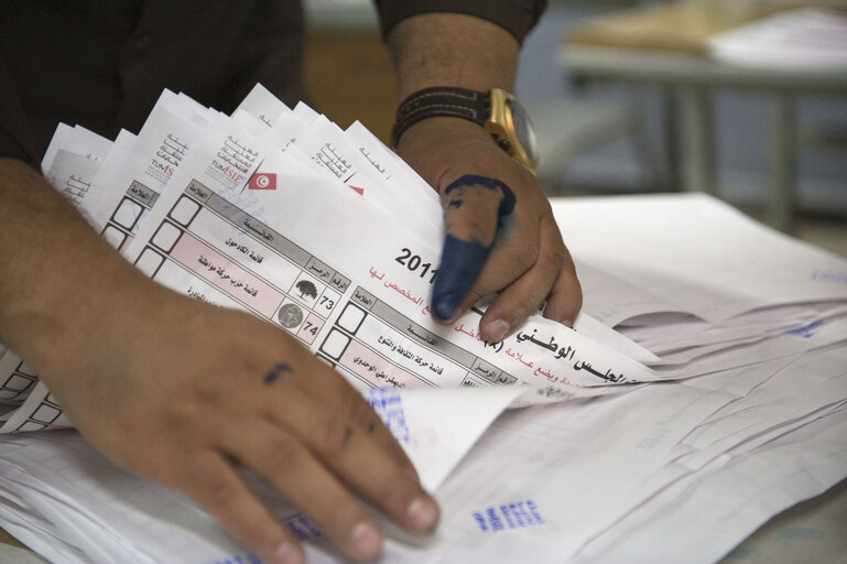 Valokuva 3: Counting at a polling station at the end of the day of election of the Tunisian Constituent Assembly in Tunis.