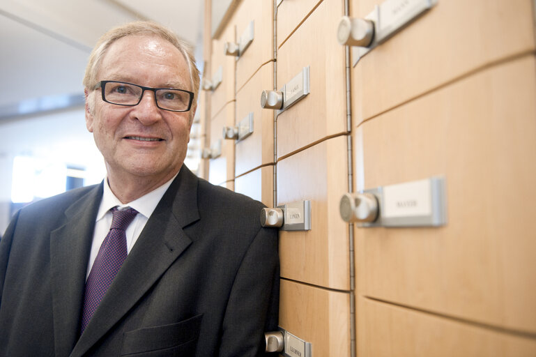 Foto 26: Portrait of MEP Hans Peter MAYER and assistants