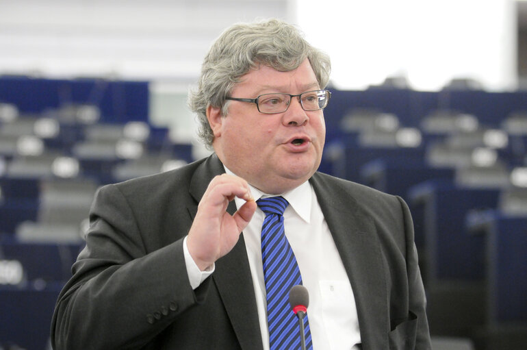 Foto 49: MEPs during the Plenary Session in Strasbourg - week 37  - Famine in East Africa