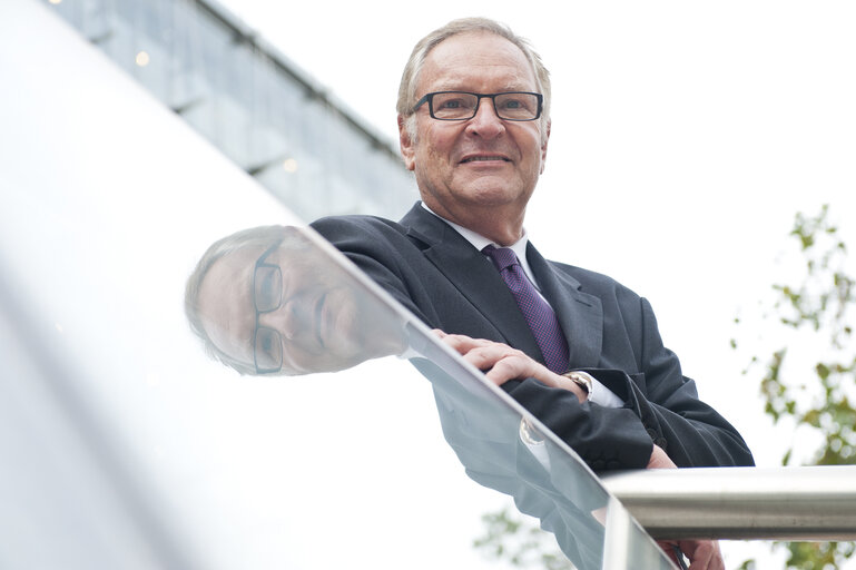 Fotografi 8: Portrait of MEP Hans Peter MAYER and assistants