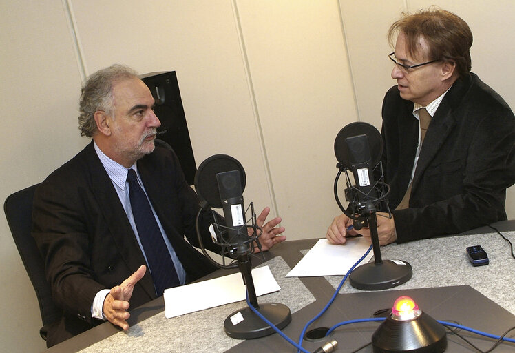 Fotogrāfija 2: Louis GRECH in an interview at the radio studio of the EP in Strasbourg.