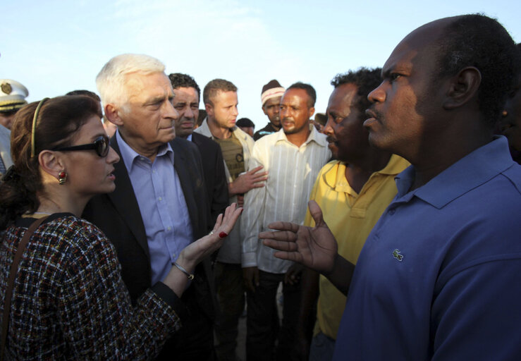 Fotó 7: President of the European Parliament Jerzy Buzek meets with refugees at the Shusha refugee camp on the Tunisian-Libyan border on October 30, 2011.