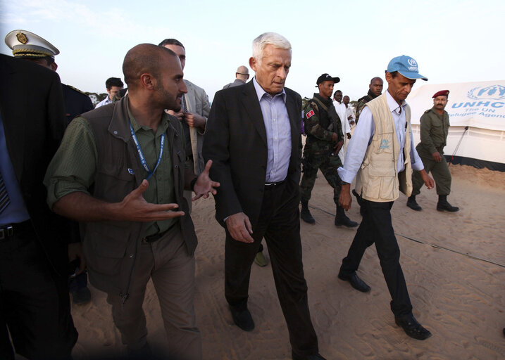 Fotó 13: President of the European Parliament Jerzy Buzek visits the Shusha refugee camp on the Tunisian-Libyan border on October 30, 2011.