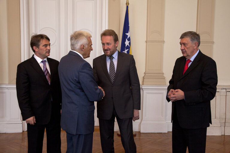 Fotogrāfija 8: President of the European Parliament Jerzy Buzek (2nd L) shakes hands with members of Bosnian Presidency, Zeljko Komsic (L), Bakir Izetbegovic (2nd R) and Nebojsa Radmanovic (R), prior to their meeting in Sarajevo on November 04, 2011