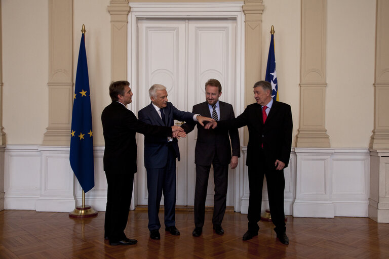 Photo 6 : President of the European Parliament Jerzy Buzek (2nd L) puts together the hands members of Bosnian Presidency, Zeljko Komsic (L), Bakir Izetbegovic (2nd R) and Nebojsa Radmanovic (R), prior to their meeting in Sarajevo