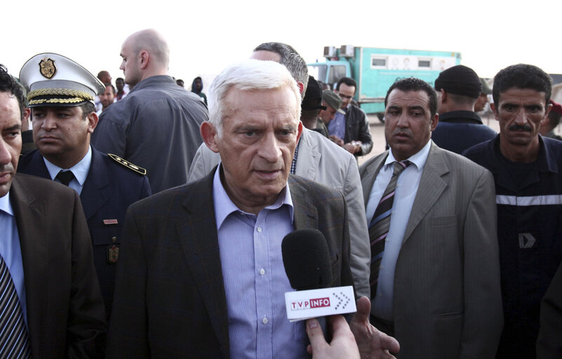 Fotografie 9: President of the European Parliament Jerzy Buzek speaks to the press during a visit to the Shusha refugee camp on the Tunisian-Libyan border on October 30, 2011.