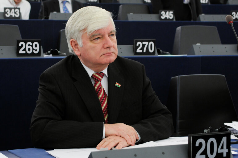 Fotografie 4: MEP Laszlo SURJAN attends a plenary session in Strasbourg