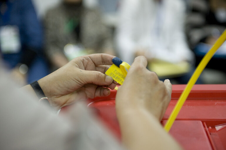 Fotagrafa 8: Counting at a polling station at the end of the day of election of the Tunisian Constituent Assembly in Tunis.