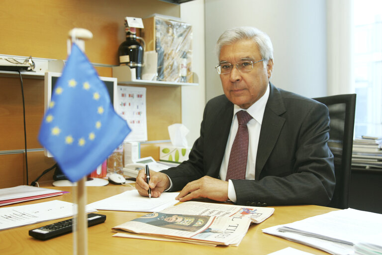 Zdjęcie 4: Panayiotis DEMETRIOU MEP in his office at the EP in Brussels.