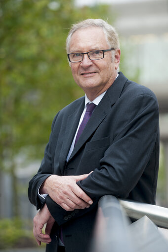 Fotografija 10: Portrait of MEP Hans Peter MAYER and assistants