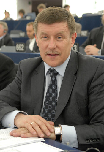 Fotografia 6: Zbigniew Krzysztof KUZMIUK MEP in plenary session in Strasbourg.