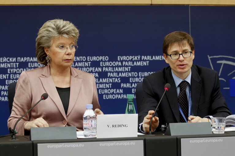 Fotografi 9: Press Conference - Communication on an EU anti drugs policy with European Commissioner