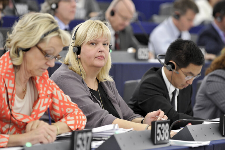 Fotografija 2: Anna Hedh during votes, plenary session in Strasbourg week 43