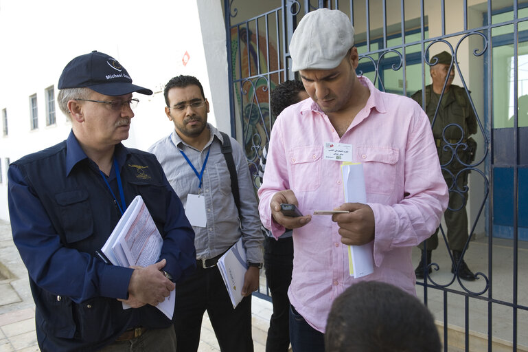 Valokuva 42: Day of election of the Tunisian Constituent Assembly in Tunis.