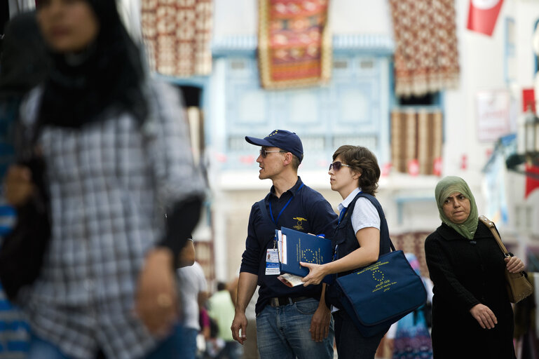 Fotografija 27: Kairouan, Tunisia 20 October 2011  European Union observers Ildiko Kosztolni and Juan RibÛ Chalmeta monitoring in Kairouan.   Following the invitation from the Tunisia interim government, the European Union established an Election Observation Mission to monitor the upcoming elections for a Constituent Assembly scheduled on October 23rd 2011.