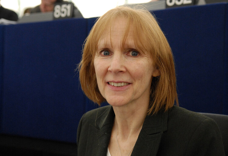 Fotografija 11: Kathy SINNOTT MEP in Plenary Session in Strasbourg