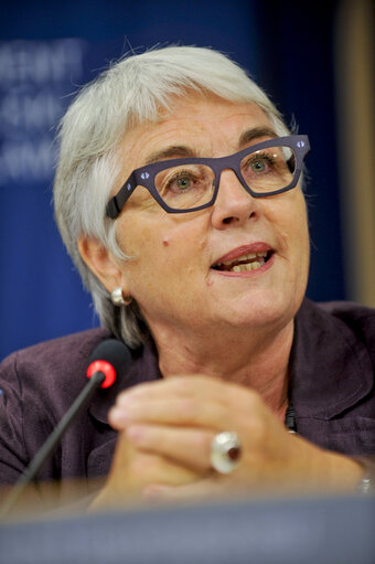 Fotó 8: Press Conference on Green Algae that plague the Coast of Brittany in France.