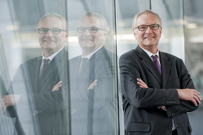 Foto 18: Portrait of MEP Hans Peter MAYER and assistants