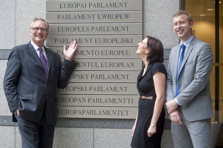 Fotografi 6: Portrait of MEP Hans Peter MAYER and assistants