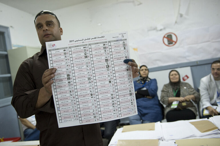 Fotagrafa 1: Counting at a polling station at the end of the day of election of the Tunisian Constituent Assembly in Tunis.